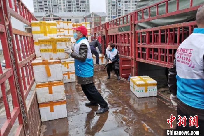 湖南江华76名瑶族同胞向黄冈捐赠14吨蘑菇