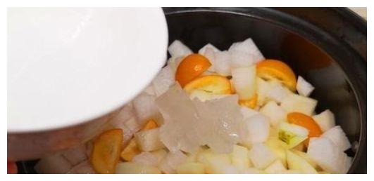 天气干燥，多给家人喝这道汤，润肺止咳又化痰，老人孩子都爱吃