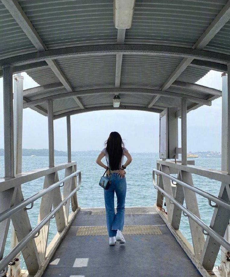 宋妍霏可真会穿，只是多解了一颗扣子，普通针织衫穿出凹凸感！