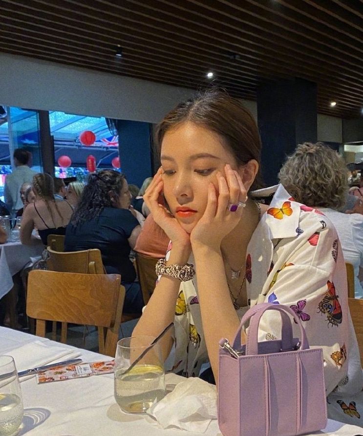 宋妍霏可真会穿，只是多解了一颗扣子，普通针织衫穿出凹凸感！