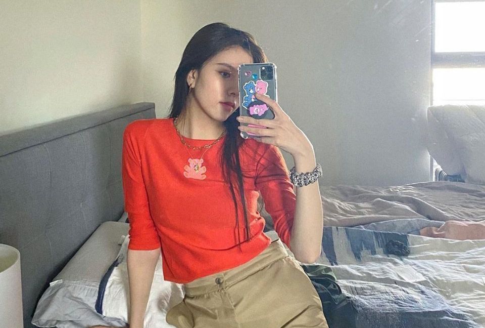 宋妍霏可真会穿，只是多解了一颗扣子，普通针织衫穿出凹凸感！