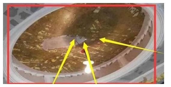家里吊顶一旦出现这种现象，再富裕也会变穷，难怪越住越倒霉！