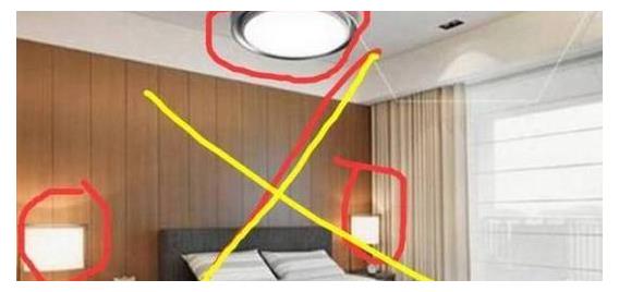 家里吊顶一旦出现这种现象，再富裕也会变穷，难怪越住越倒霉！