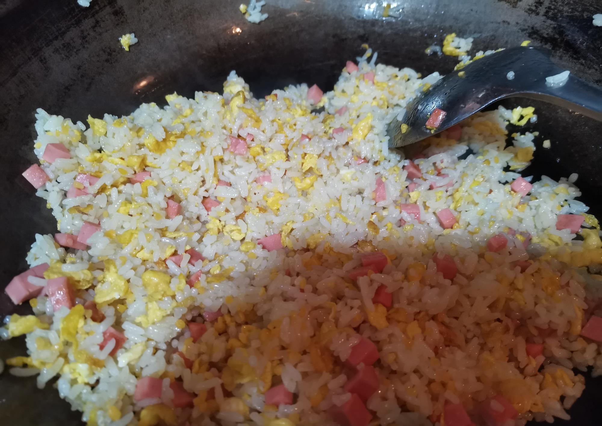 烧烤味蛋炒饭在家呆久了解解馋
