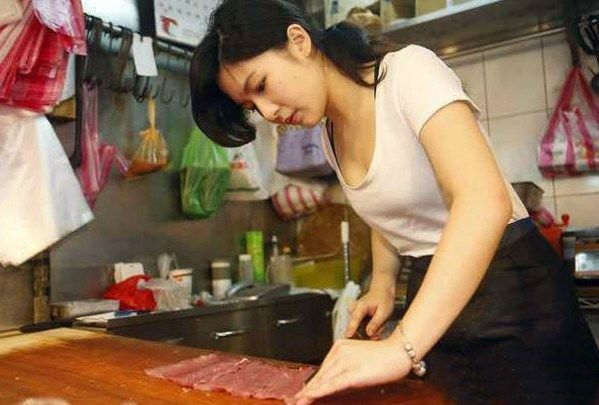 海归女硕士当“猪倌”，店铺生意火爆，都忙不过来