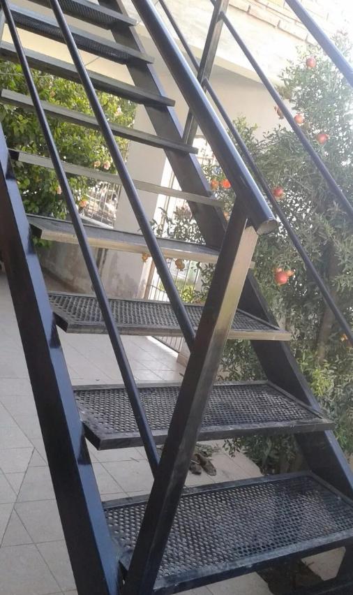 买了复式楼不现浇楼梯，搭建悬空钢网楼梯，邻居：上下楼心也悬着