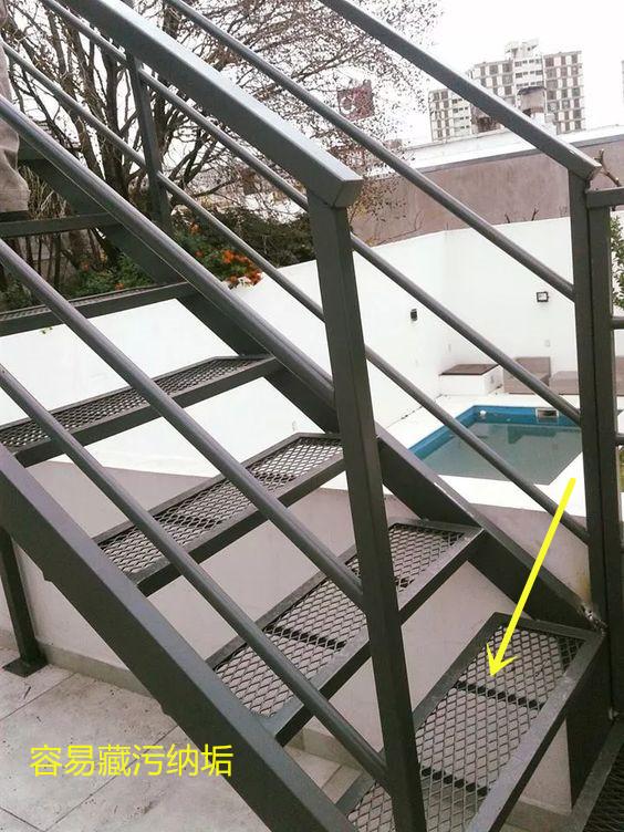 买了复式楼不现浇楼梯，搭建悬空钢网楼梯，邻居：上下楼心也悬着