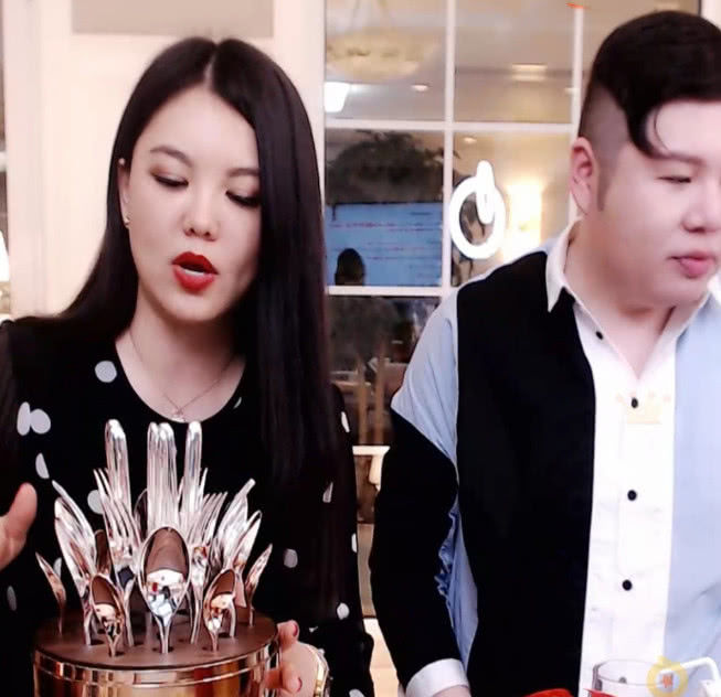 炫富上瘾？主持人李湘开直播，用两万多的餐具吃速食面！