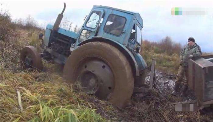 装渔具的大车被卡在野外河沟, 几个钓鱼人这样做把车开出来