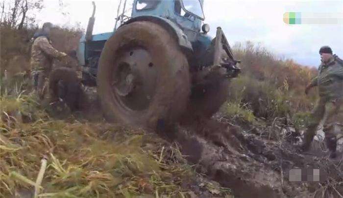 装渔具的大车被卡在野外河沟, 几个钓鱼人这样做把车开出来