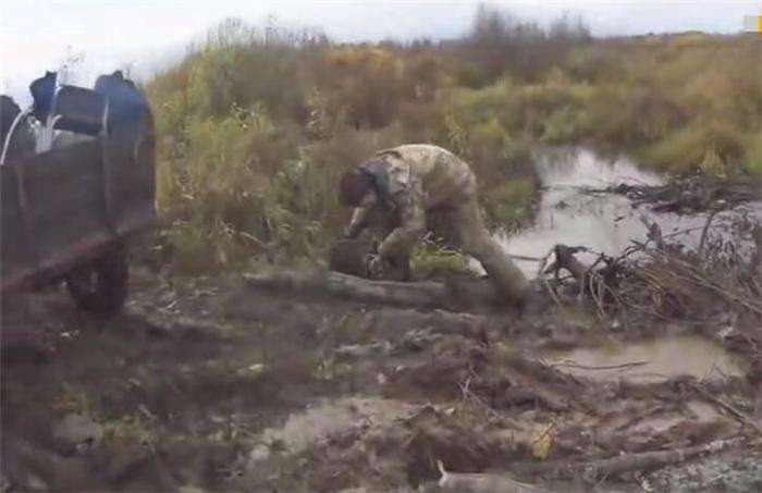 装渔具的大车被卡在野外河沟, 几个钓鱼人这样做把车开出来