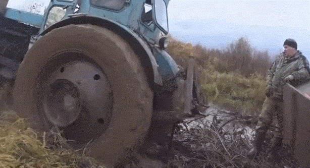 装渔具的大车被卡在野外河沟, 几个钓鱼人这样做把车开出来