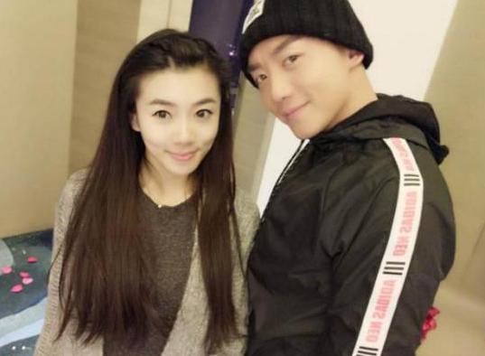 参观程晓玥住的豪宅，户外配置喷泉游泳池，厨艺也是十分好的