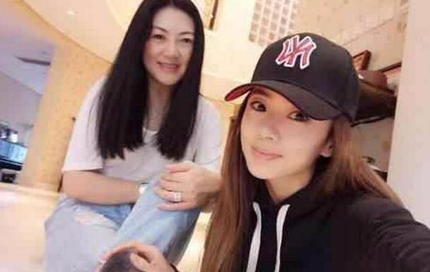 参观程晓玥住的豪宅，户外配置喷泉游泳池，厨艺也是十分好的