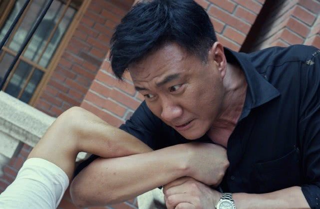 终极钢铁直男！妻子卢芳情人节秀恩爱，胡军反问：为啥节日快乐？