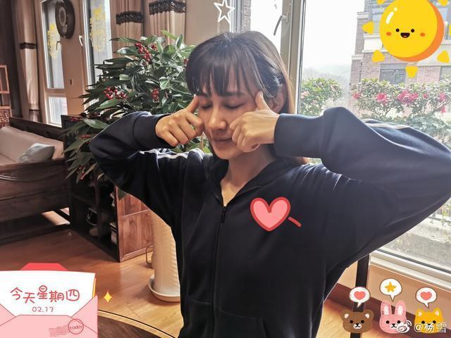 39岁“江玉燕”罕见晒与女儿合照，素颜出镜做眼保健操