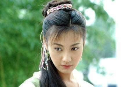 39岁“江玉燕”罕见晒与女儿合照，素颜出镜做眼保健操