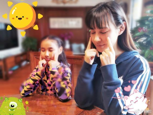 39岁“江玉燕”罕见晒与女儿合照，素颜出镜做眼保健操