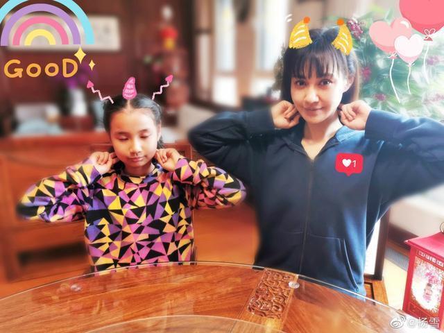 39岁“江玉燕”罕见晒与女儿合照，素颜出镜做眼保健操