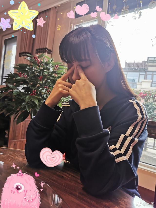 39岁“江玉燕”罕见晒与女儿合照，素颜出镜做眼保健操