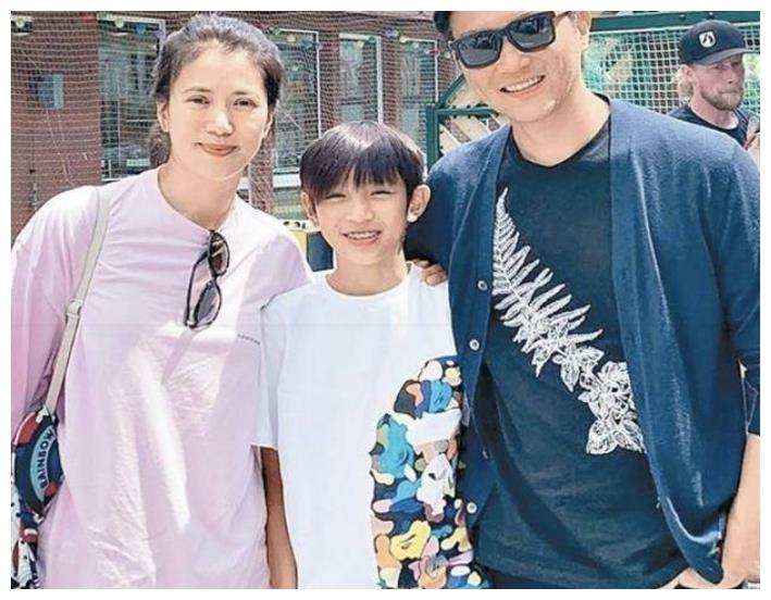 张智霖夫妇结婚十九年合拍纪念，袁咏仪表示，自己脸红还心跳