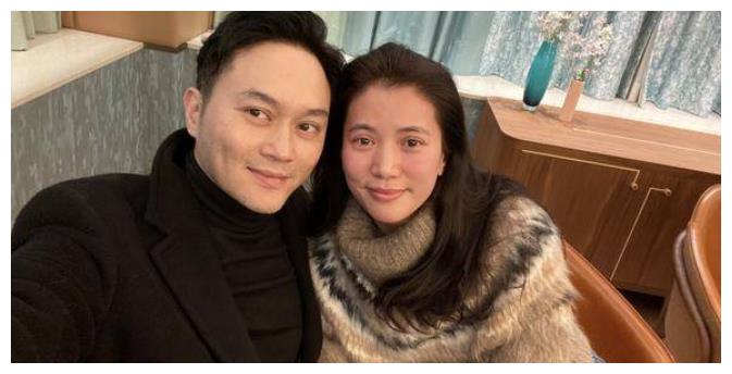 张智霖夫妇结婚十九年合拍纪念，袁咏仪表示，自己脸红还心跳