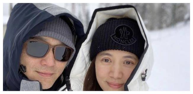 张智霖夫妇结婚十九年合拍纪念，袁咏仪表示，自己脸红还心跳