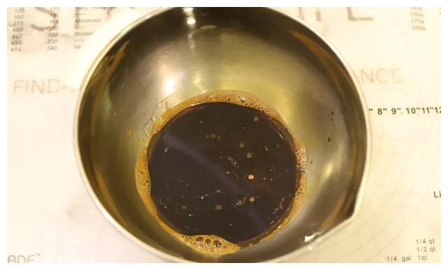 闲着在家？来挑战一下这款完美毛巾面的咖啡戚风蛋糕卷吧