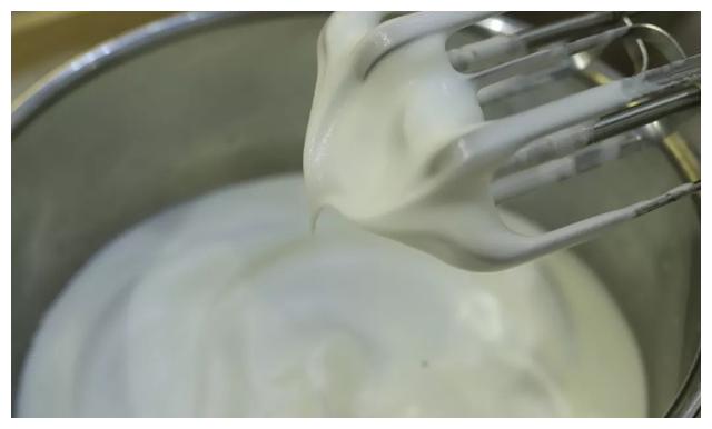 闲着在家？来挑战一下这款完美毛巾面的咖啡戚风蛋糕卷吧