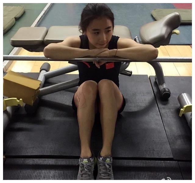 中国体坛俩美女爱秀一字马，一人控制欲太强，一人嫁给奥运五金王