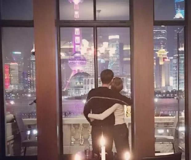 参观张翰住的豪宅，客厅也太多钢铁模型了，看来是个模型收藏师