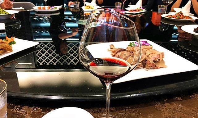 红酒为啥要横着放？竖起来就“不值钱”了？这是真的吗？