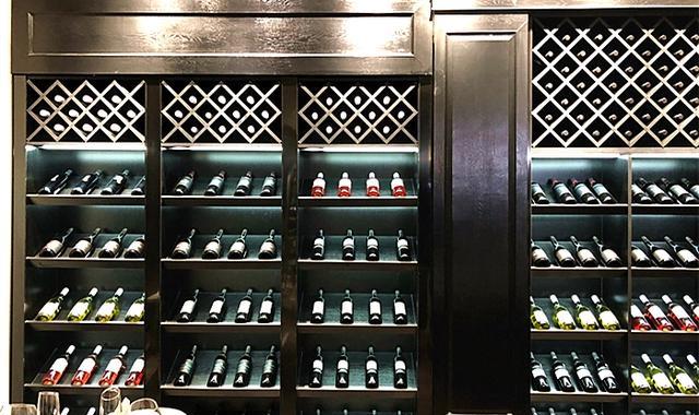 红酒为啥要横着放？竖起来就“不值钱”了？这是真的吗？