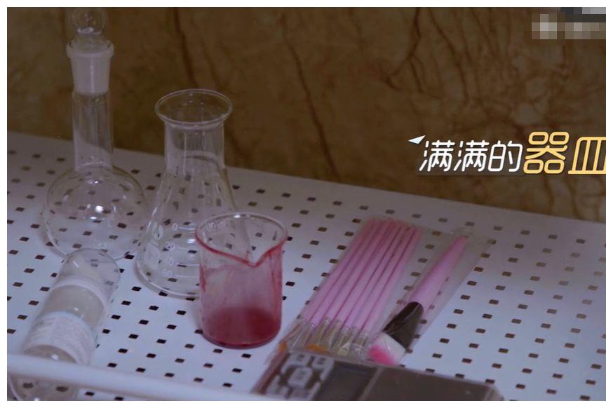 郑爽做客美妆节目,见她浴室做“化妆品”后,戚薇都不淡定了!