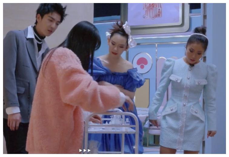 郑爽做客美妆节目,见她浴室做“化妆品”后,戚薇都不淡定了!