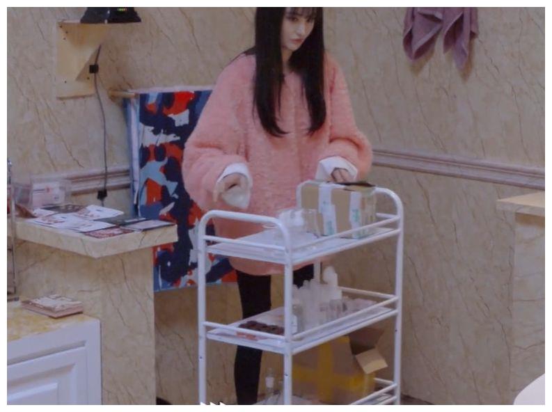 郑爽做客美妆节目,见她浴室做“化妆品”后,戚薇都不淡定了!