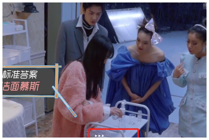 郑爽做客美妆节目,见她浴室做“化妆品”后,戚薇都不淡定了!