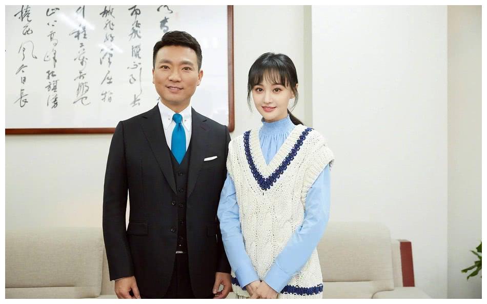 郑爽晒与康辉合影，身穿蓝色衬衫搭白色毛线背心，28岁清纯似18岁