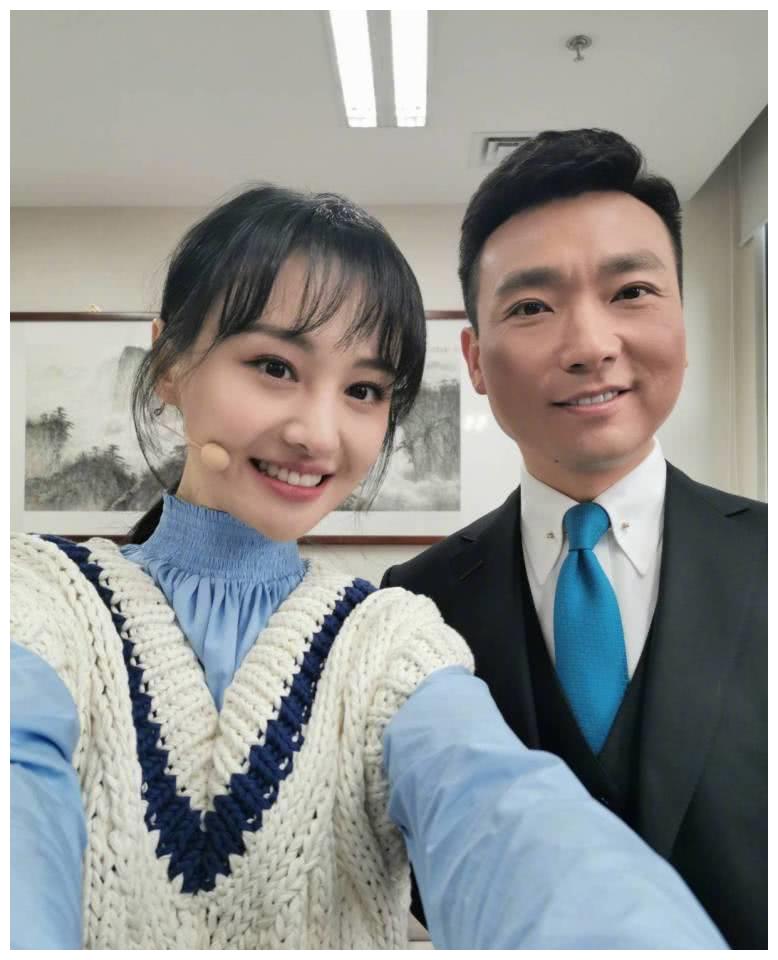 郑爽晒与康辉合影，身穿蓝色衬衫搭白色毛线背心，28岁清纯似18岁