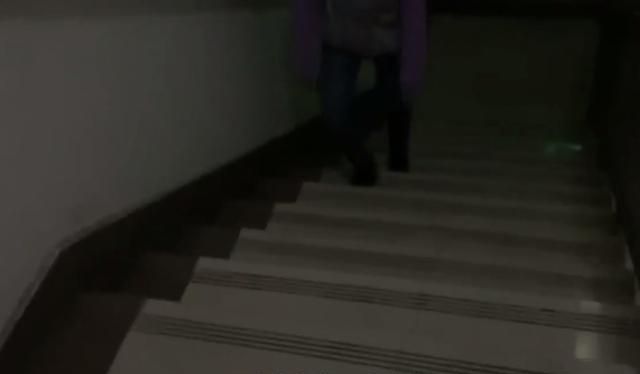 写字楼防疫关停电梯,员工上下班爬20多层楼梯