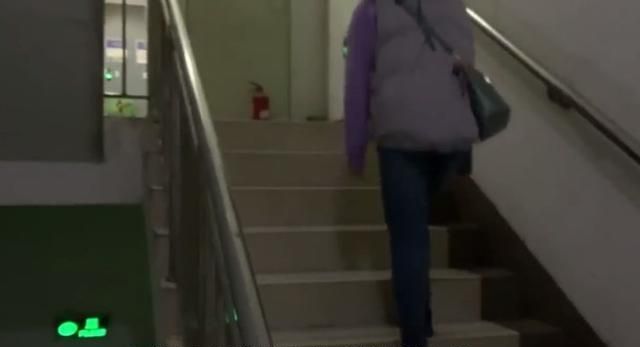 写字楼防疫关停电梯,员工上下班爬20多层楼梯