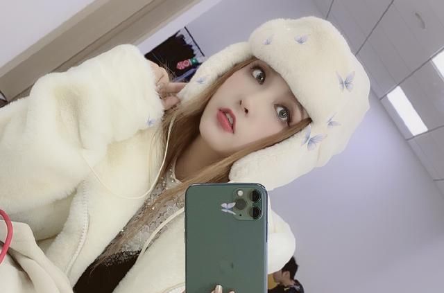 LPL女神rita崩溃自闭,因吃别人袜子还给舔鞋!被上万观众喊袜酱