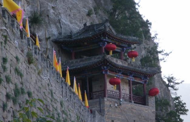中国会“动”的古建筑，仅仅依靠九条链条固定，游客：只敢远观