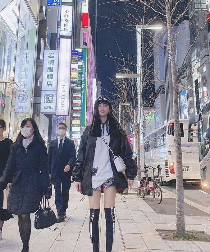 杨超越现身机场，鸳鸯鞋搭配链条包，意外撞上吴宣仪？