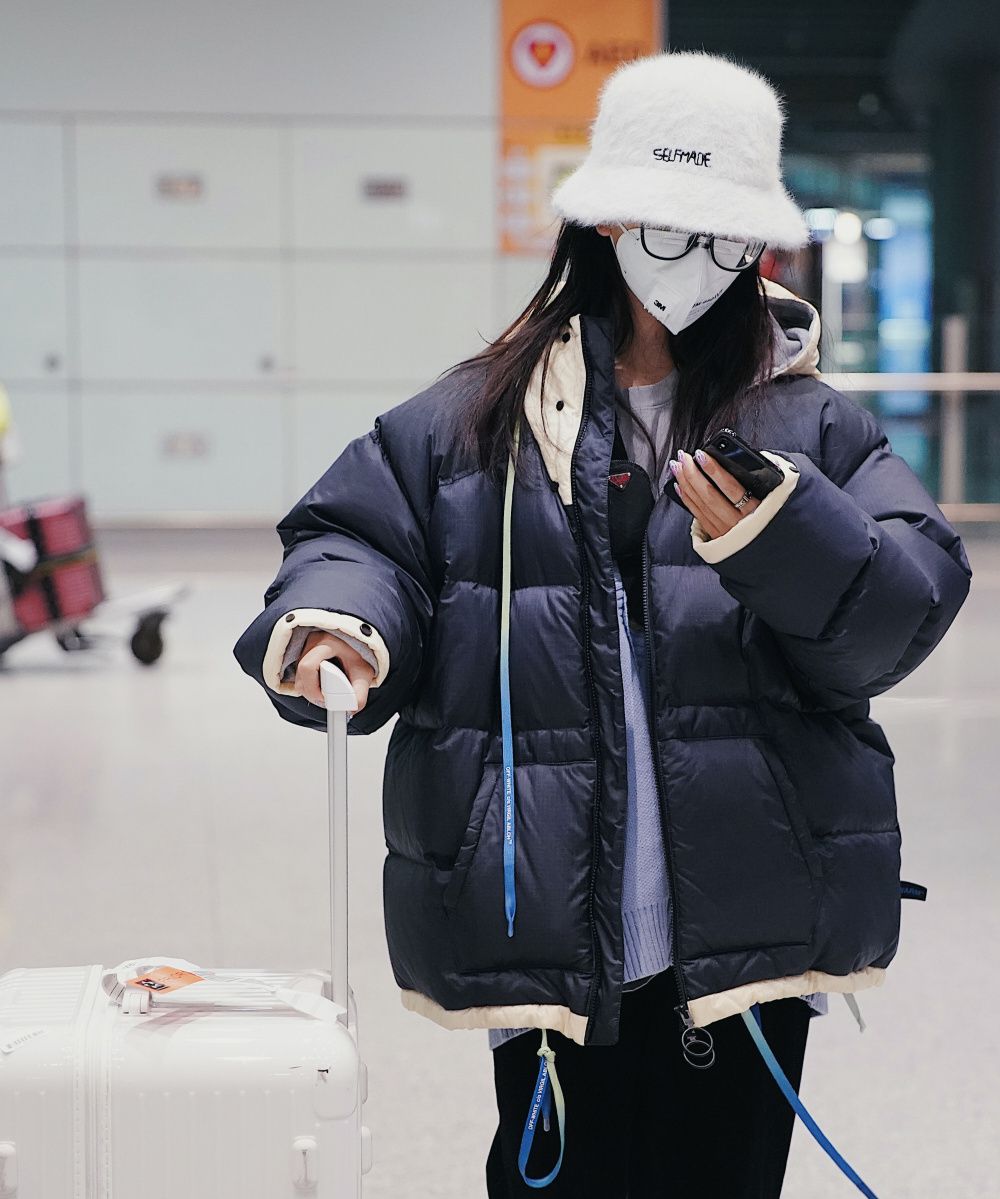 杨超越现身机场，鸳鸯鞋搭配链条包，意外撞上吴宣仪？