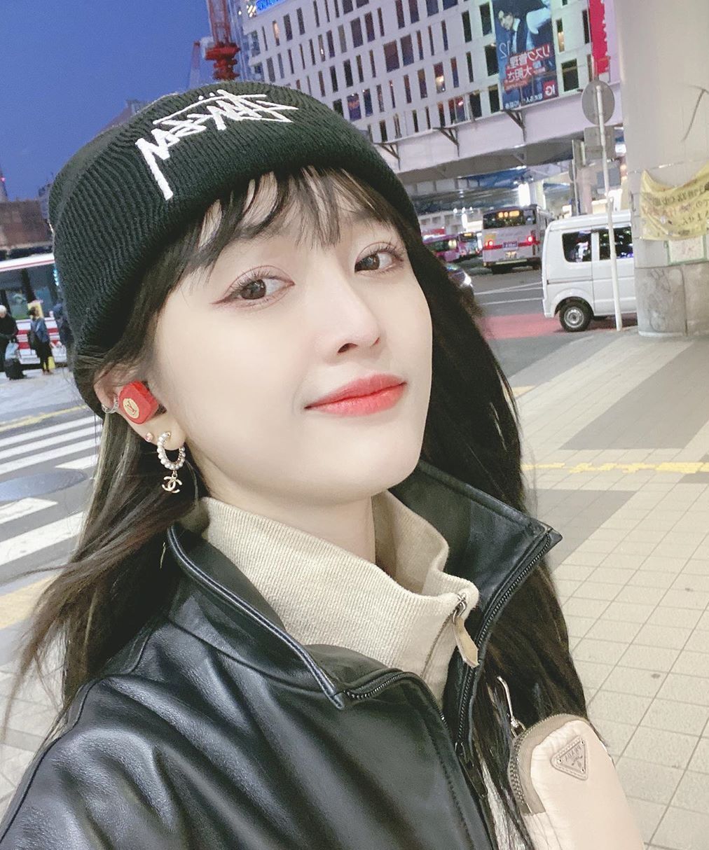 杨超越现身机场，鸳鸯鞋搭配链条包，意外撞上吴宣仪？