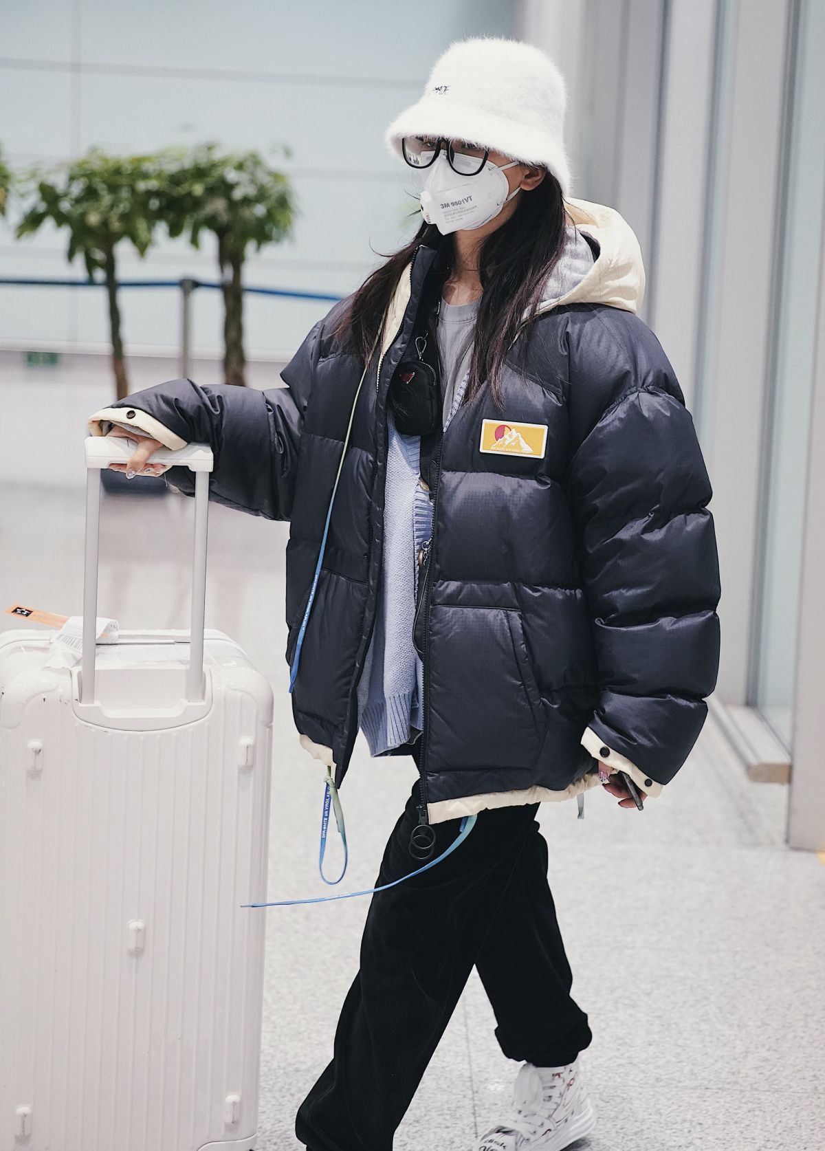 杨超越现身机场，鸳鸯鞋搭配链条包，意外撞上吴宣仪？