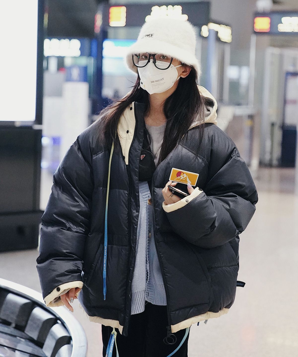 杨超越现身机场，鸳鸯鞋搭配链条包，意外撞上吴宣仪？