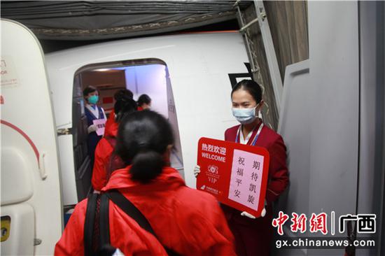 南航运输广西第五批医疗队连夜出征武汉