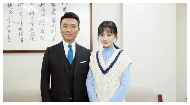 郑爽蓝色衬衫搭针织马甲上央视，清新减龄，网友：看到价格我惊了